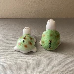 Turtle salt & pepper shakers